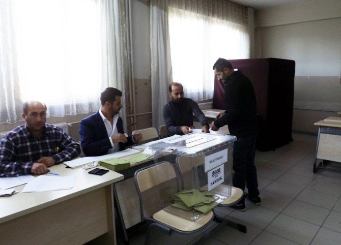 Van’da Oy Kullanma İşlemi Başladı