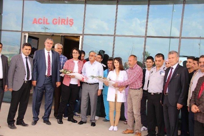 Varto’ya Atanan Doktorlara Çiçekli Karşılama