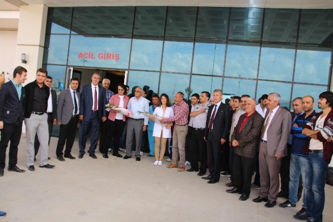 Varto’ya Atanan Doktorlara Çiçekli Karşılama