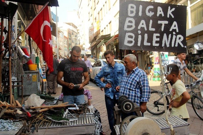 Mühendislik Öğrencisi Dedesine Yardım İçin Bıçak Biliyor