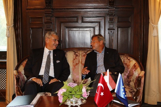 Bakan Bozkır: "Türk Hükümetinin Verdiği Mücadelede Batı Camiası Yanımızda Olmalı"