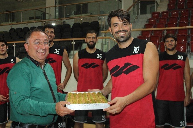 Yalova’nın Dev Adamlarına Salman’dan Tatlı Dopingi