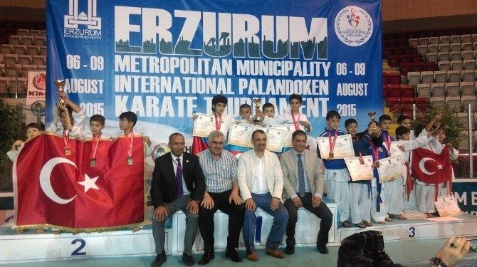 Palandöken’de Yalovalı Minik Karateciler Şov Yaptı