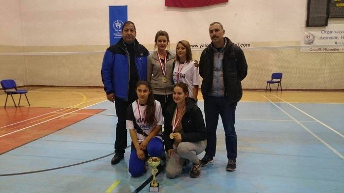 Badmintonda Enver Ören Lisesi Farkı
