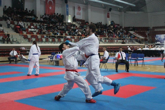 Endonezya’da Yapılacak Dünya Şampiyonası İçin Yalova’da 200 Karateci Tatamiye Çıktı