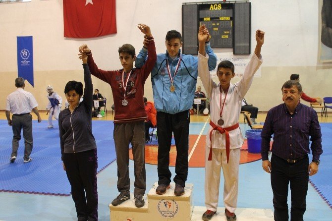 Yalova’da Taekwondo Müsabakaları Nefes Kesti