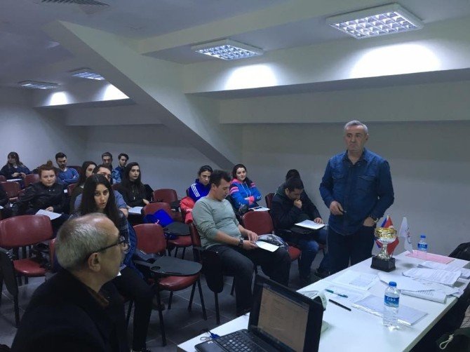 Yalova’da Yüzme Hakemliği Kursu Başladı