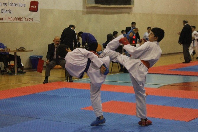 Yalova’da Karate Müsabakaları Nefes Kesti