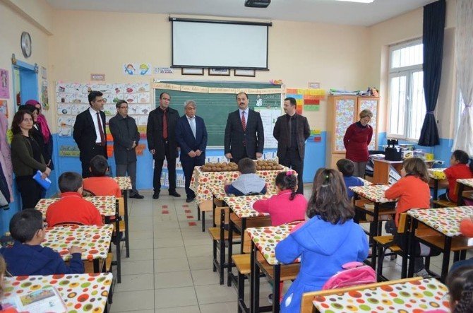 Yalova’da Öğrencilere Meyve Dağıtıldı