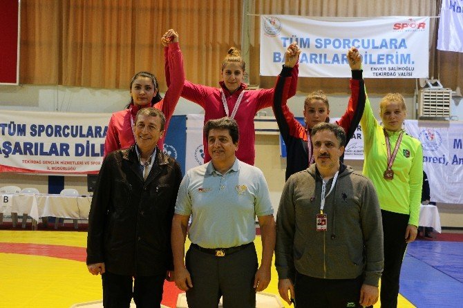 Yalovalı Bayan Güreşçiler Madalyaları Silip Süpürdü