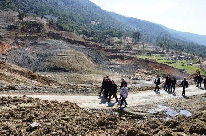Yaralı Dağ Keçisi Köylülerin Ağılına Sığındı