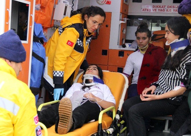 Öğrenci Servisi Otomobil İle Çarpıştı: 9 Yaralı