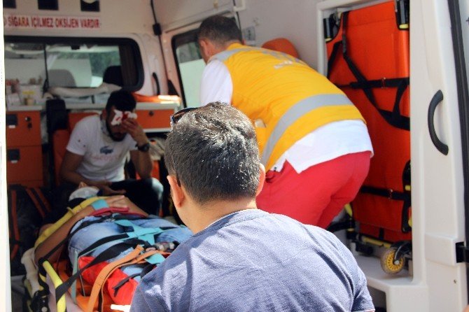 Otomobil İş Makinesine Çarptı: 3 Yaralı