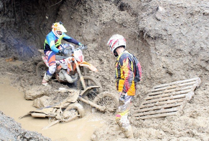 Çamur Endurocuları Durduramadı
