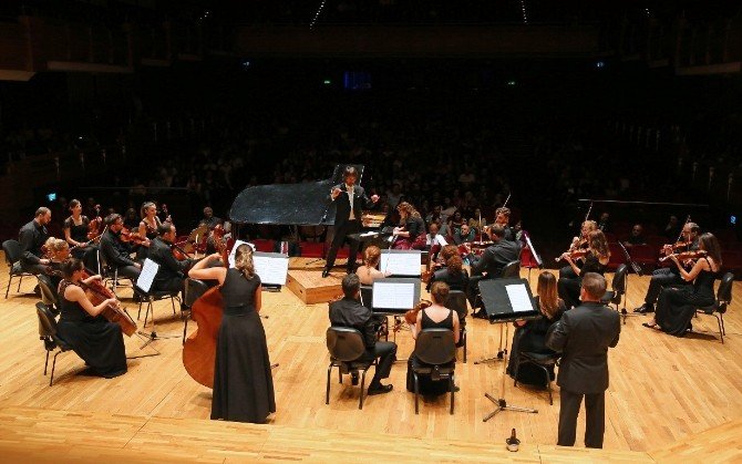 Yaşar Üniversitesi Oda Orkestrası Sezon Açılış Konserini Gerçekleştirdi
