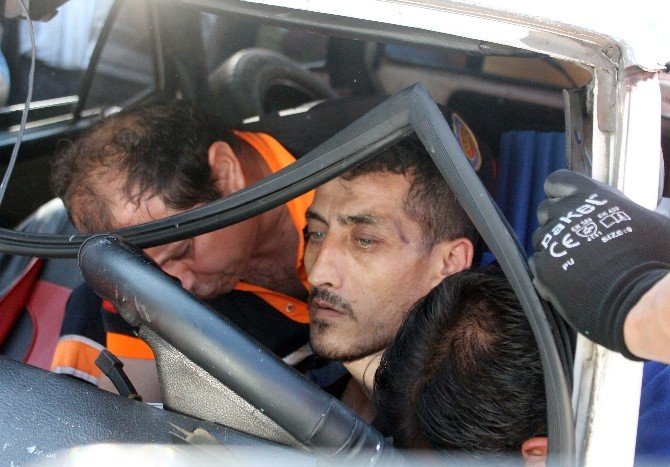 İki Otomobil Kafa Kafaya Çarpıştı: 6 Yaralı