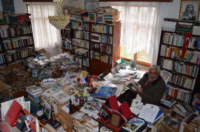 Yaş 70 Ama Kitaba Olan Sevgisi Hiç Bitmemiş