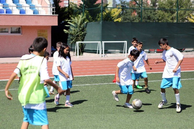 “Kızdan Futbolcu Mu Olur” Tabusunu Yıkıyorlar