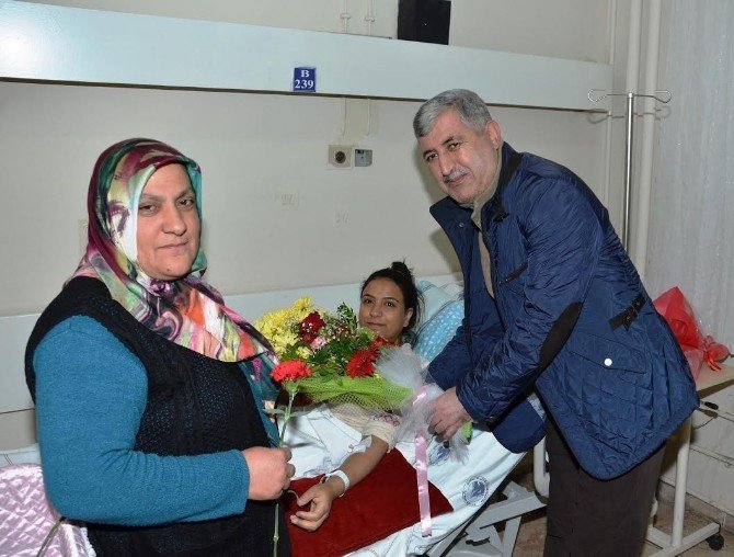 Başkan Hacı Uğur Polat, Yeni Yılın İlk Bebeklerini Ziyaret Etti