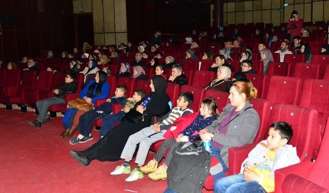 ‘Emir Sultan’ Oyununa Büyük İlgi