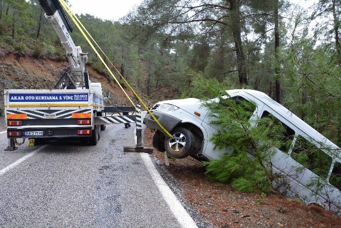Dalaman’da Yolcu Minibüsü Uçuruma Yuvarlandı; 8 Yaralı