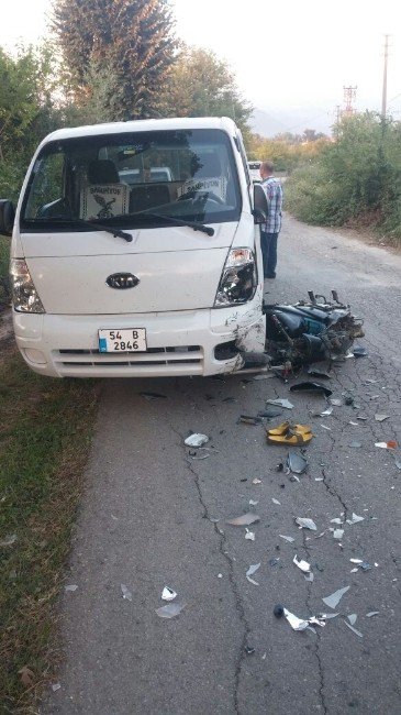 Motosiklet Kamyonete Çarptı: 2 Yaralı