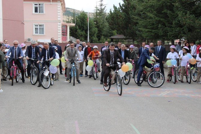 Sağlıklı Yaşam İçin Okullara Bisiklet Dağıtıldı