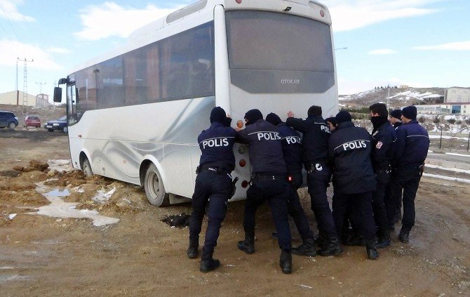Çevik Kuvvet Polisi Kuvvetini Gösterdi