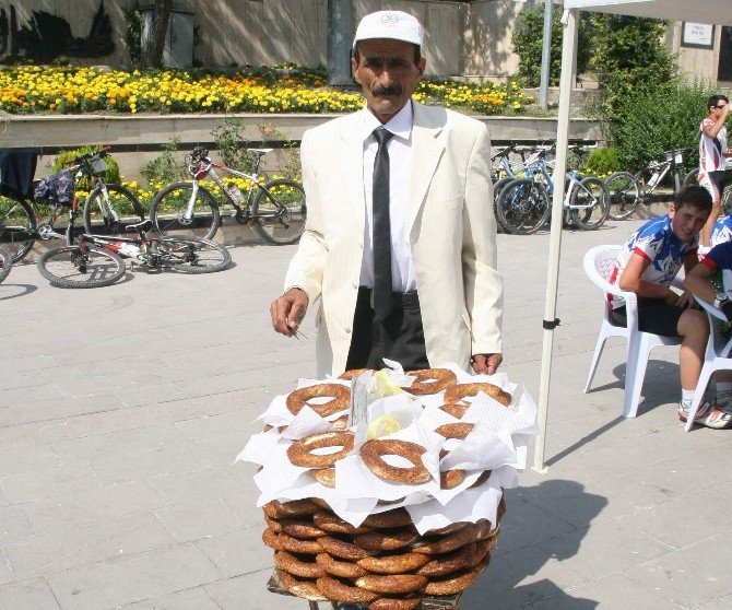 Yozgat’ın Simitçi Memiş’i Simitlerin Satılmadığından Yakınıyor