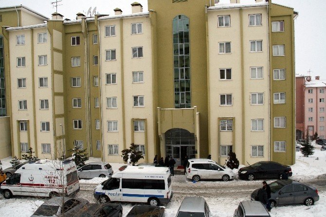 Kıskançlık Krizine Giren Kadın, Polis Eşinin Tabancasıyla İntihar Etti
