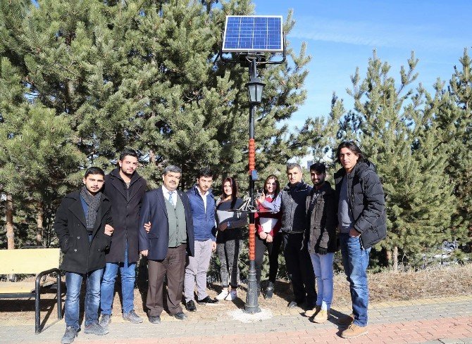 Yozgat’ta Üniversite Öğrencileri Telefonlarını Güneş Enerjisiyle Şarj Ediyor