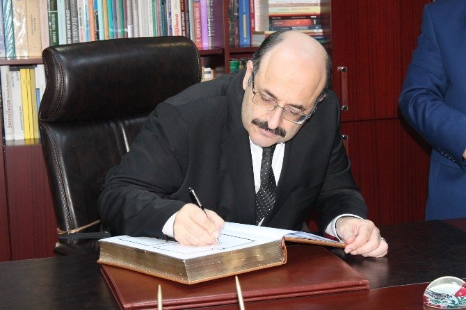 Yök Başkanı Prof. Dr. Yekta Saraç Kutlama Mektuplarını Teslim Etti