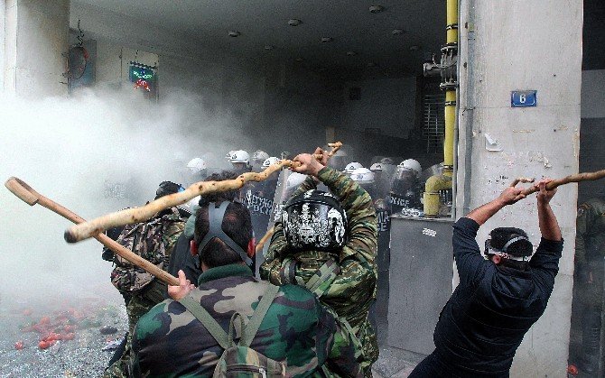Yunanlı Çiftçiler Hükümeti Protesto Etti