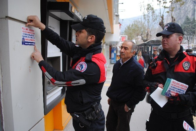 Polis Atm’lere Broşür Astı