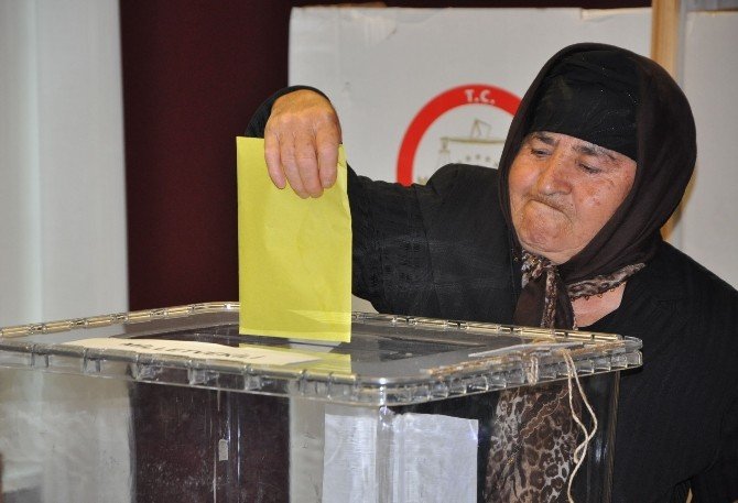İsviçre’de Seçmenler Oy Kullanmaya Başladı
