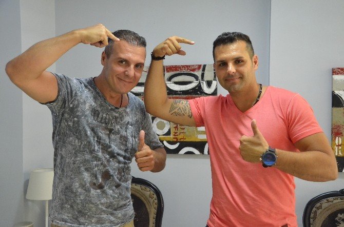 Hem Saç Ektiriyorlar, Hem De Tatil Yapıyorlar