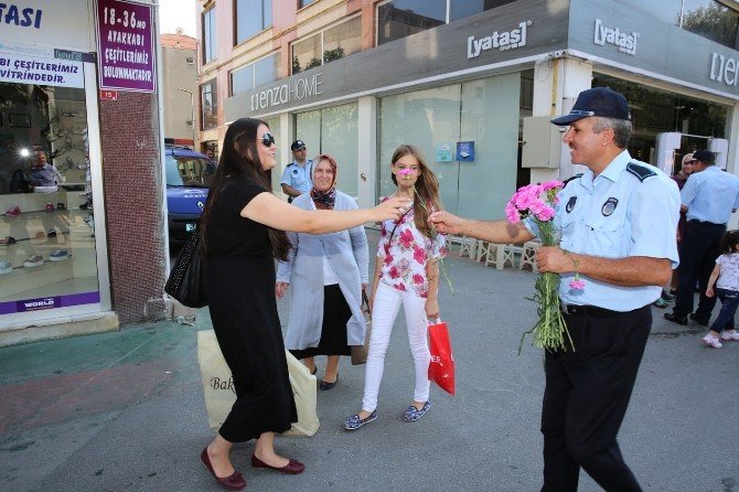 Adapazarı Belediyesi Zabıta Ekipleri Karanfil Dağıtarak Çikolata İkram Etti