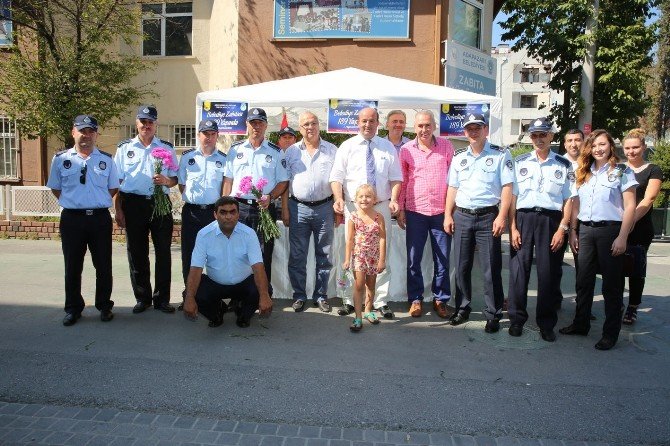 Adapazarı Belediyesi Zabıta Ekipleri Karanfil Dağıtarak Çikolata İkram Etti