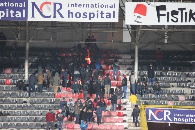 Taraftarlar Tribünde Ateş Yakarak Isındı