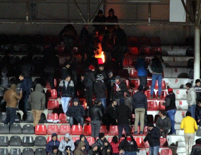 Taraftarlar Tribünde Ateş Yakarak Isındı