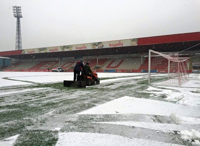 Bolu’da Kupa Maçı Öncesi Kar Sürprizi