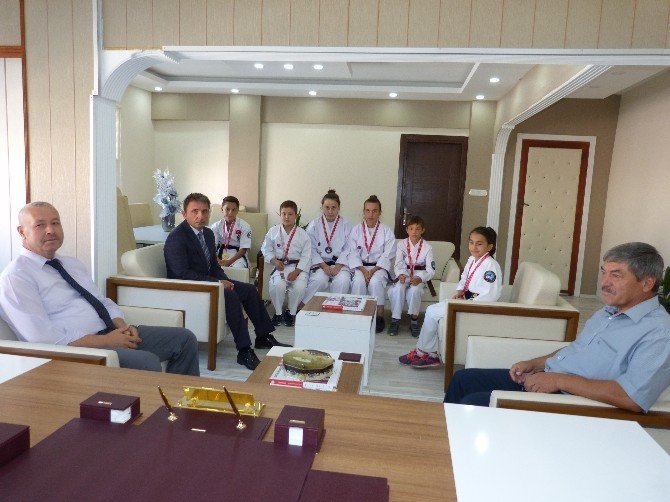 Başarılı Karatecilere Teşekkür Ve Ödül