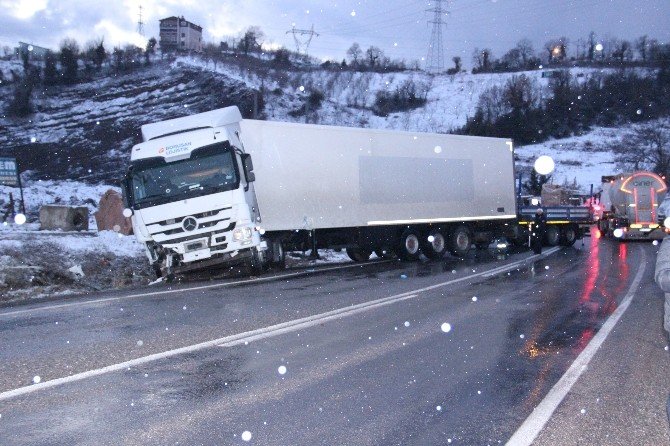 Zonguldak-istanbul Yolunda Tır Yoldan Çıktı: 2 Yaralı