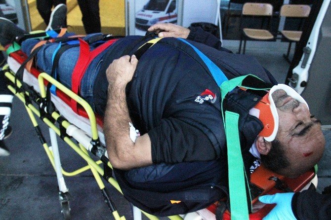 Zonguldak-istanbul Yolunda Tır Yoldan Çıktı: 2 Yaralı