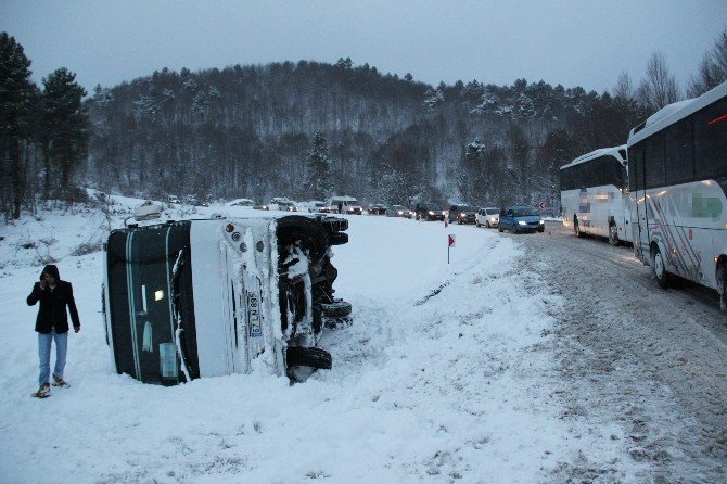 Zonguldak-istanbul Yolunda İşçi Sevisi Devrildi: 4 Yaralı