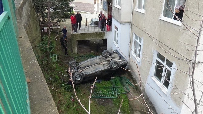 Otomobil İstinat Duvarından Uçtu: 1 Yaralı