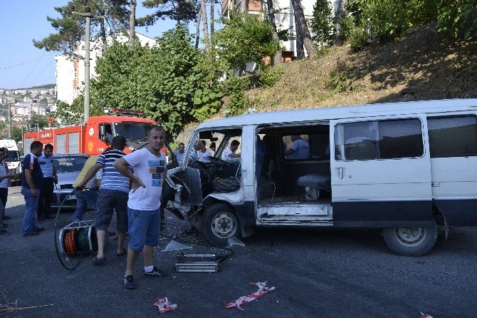 Sıkışan Sürücüyü İtfaiye Ekipleri Kurtardı
