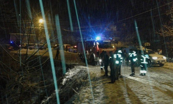 Kamyonet Dereye Uçtu: 2 Yaralı
