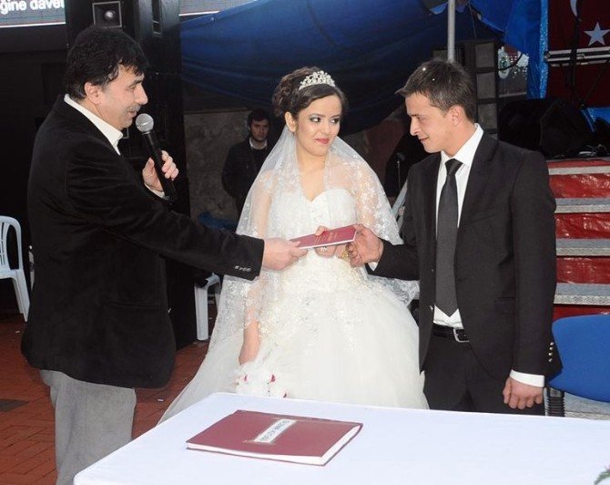 Cadde Ortasında Nikah Kıydılar