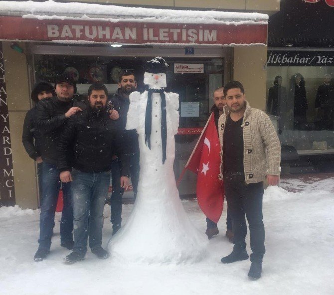 Kardan Adamla Çay İçiyorlar